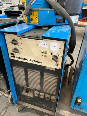 a blue machine that is sitting on the ground