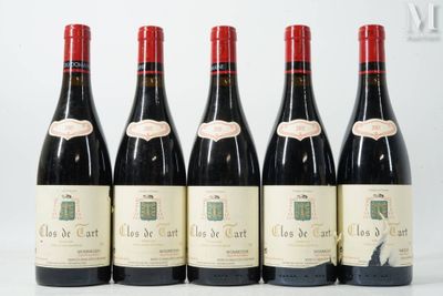 six bouteilles de vin rouge sont alignées
