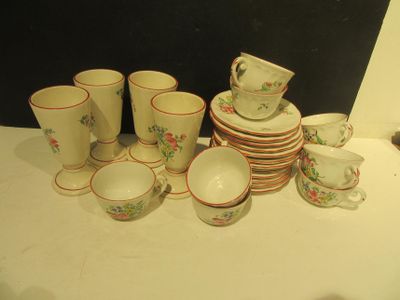 plusieurs tasses et soucoupes posées sur une table