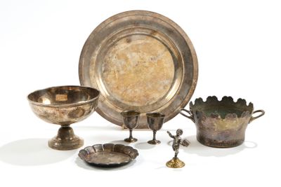 beaucoup d'objets en argent posés sur une table