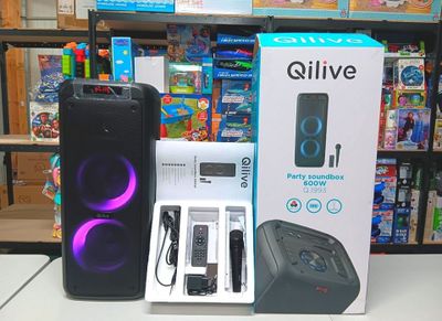 une boîte contenant un haut-parleur et un chargeur, posée sur la table