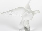 une image représentant une sculpture d'oiseau en verre sur fond blanc