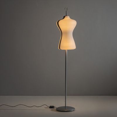 une lampe posée sur une table près d'un mur