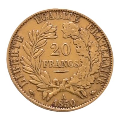 Gros plan sur une pièce d'or ornée d'une couronne.