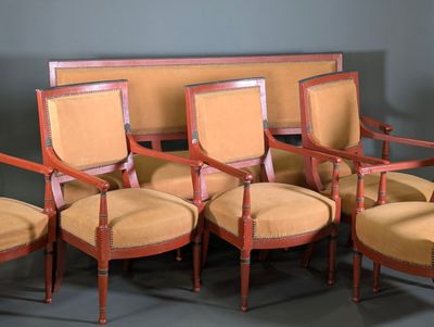 quatre chaises qui sont assises l'une à côté de l'autre