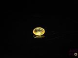 gros plan d'un diamant jaune sur une surface noire