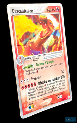 un gros plan d'une carte sur laquelle figure l'image d'un dragon