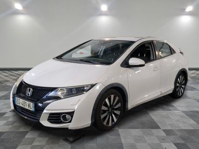La Honda Civic blanche est garée sur un sol en carrelage à damier.