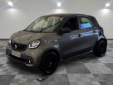 La Smart est garée sur un sol à damier dans un garage