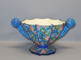 un bol bleu avec un motif floral