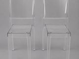 une paire de chaises en plastique transparent sur fond gris