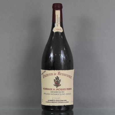 une vieille bouteille de vin posée sur une table en verre