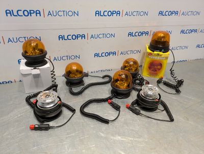 tout un tas de lampes de différents types posées sur la table