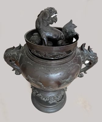 un vase en bronze représentant un cheval et un chien