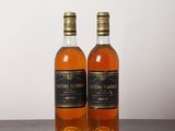 deux bouteilles de whisky posées sur une table en bois