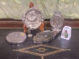 une table sur laquelle sont disposés de nombreux objets en argent