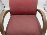 une chaise rouge posée sur une surface blanche