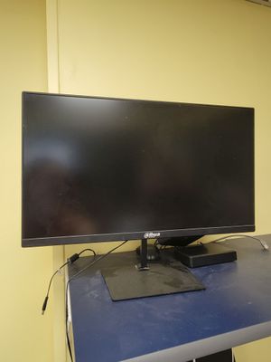 un écran d'ordinateur posé sur un bureau bleu dans une pièce