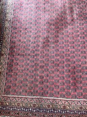 une image représentant un tapis rouge orné d'un motif