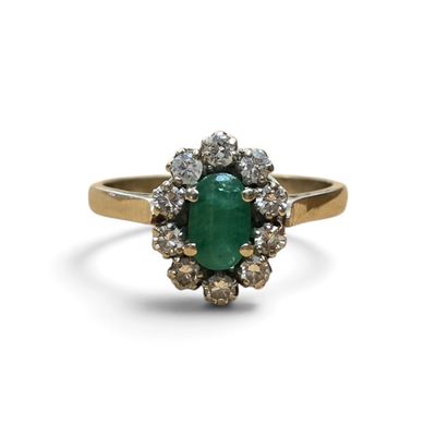 une bague ovale sertie d'une émeraude et de diamants