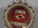 une photo d'un pendentif sur lequel figure le portrait d'une personne