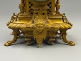 une horloge en or posée sur une table