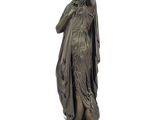 statue en bronze représentant une femme tenant un vase sur un socle