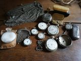 de nombreux modèles différents de montres de poche posés sur une table