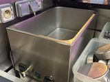 une plaque de cuisson argentée sur laquelle est posée une casserole en métal