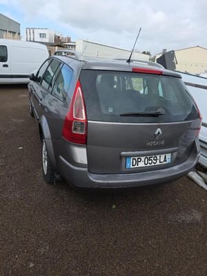 des voitures garées les unes à côté des autres sur un parking par temps nuageux
