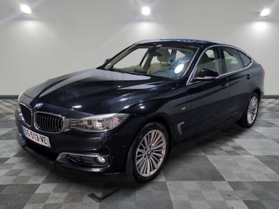 La berline BMW Série 3 est garée sur un sol à damier.