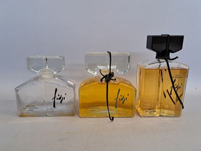 Guy LAROCHE - Fidji Trois flacons factices en verre (l'un vi…
