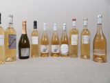 plusieurs bouteilles de vin sont alignées sur une table