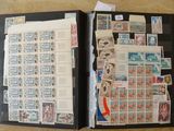 un dossier noir orné de timbres, posé sur une table