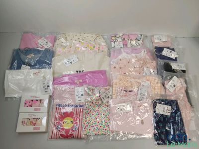 un lot de vêtements posés sur une table