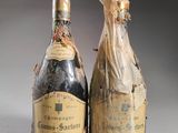 deux bouteilles de champagne posées l'une à côté de l'autre sur une table
