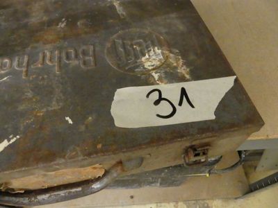 une boîte métallique portant une étiquette, posée sur une table