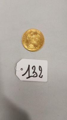 gros plan d'une pièce d'or portant une étiquette de prix