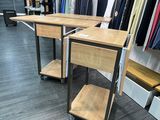 deux tables posées devant un portemanteau