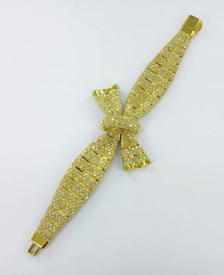 une broche en forme de poignard, en or et diamants