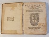 un vieux livre avec l'image d'un homme sur un blason