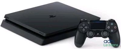 La console PlayStation 4 Slim de Sony se trouve à côté d'une manette PlayStation.