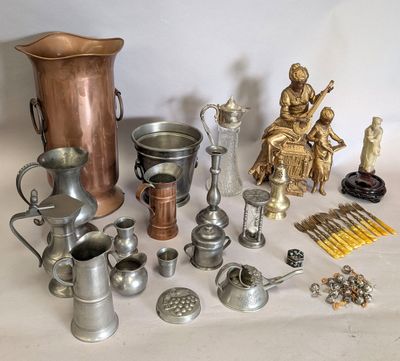 beaucoup d'objets en argent et en bronze sur la table