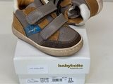 une paire de chaussures qui se trouve sur le dessus d'une boîte