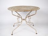 une vieille table en fer avec un plateau en marbre, sur fond blanc