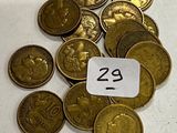 un tas de pièces de monnaie sur lequel est accrochée une étiquette indiquant le prix