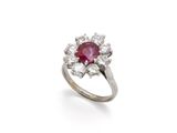 une bague à rubis et diamants