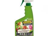 un vaporisateur de jardin vert sur fond blanc