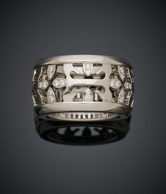 gros plan d'une bague avec des diamants sur une surface noire
