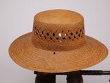 une image représentant un chapeau de paille fixé à une pince, sur fond blanc